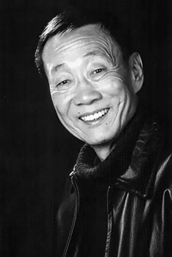 90岁影帝戈治均走了，65岁才拿金鸡奖