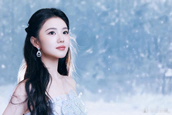 刘浩存雪精灵造型刘浩存的雪精灵造型太绝了！捧雪的样子干净又灵动，自带冬日氛围感，