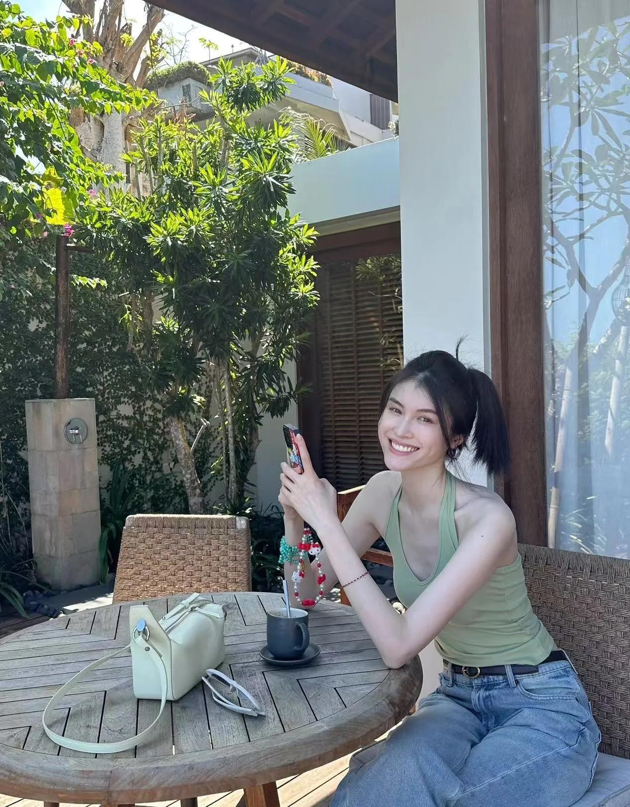 何穗当妈后反而越活越年轻！
豆绿色挂脖背心搭牛仔裤，清爽减龄，这状态和身材哪里像