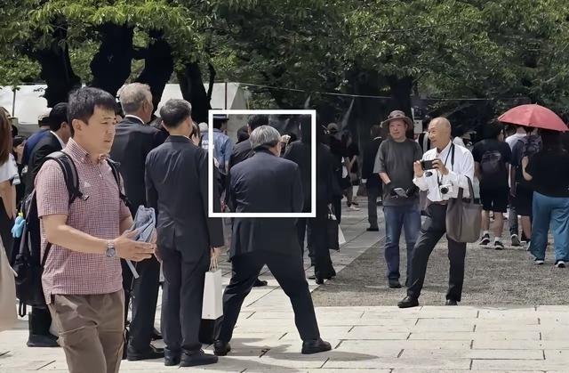 石平又出洋相了，跟几个日本人站一块儿拍照。按理说拍个合照嘛，大家都站直了笑一笑就