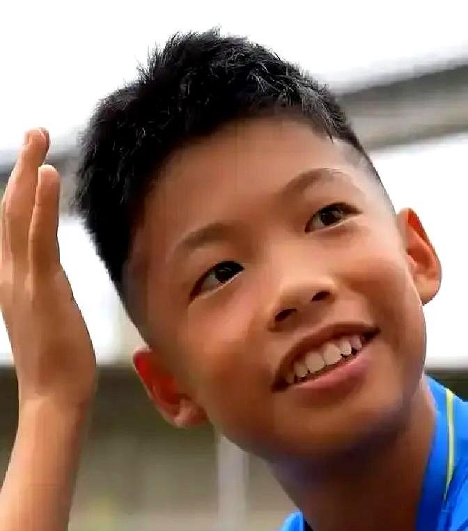 “我来！”

意大利罗马，点球大战决胜轮，12岁的孟新艺直接举手，走向罚球点。一