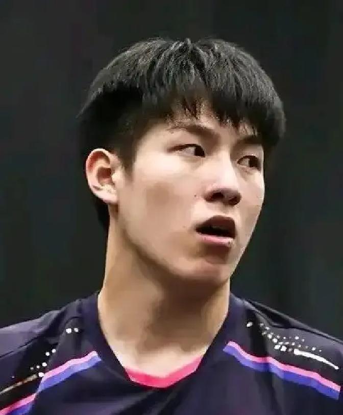 国乒这盘棋下得是真大。莎莎、王楚钦直接不去横滨冠军赛，把蒯曼、温瑞博这帮小将推到