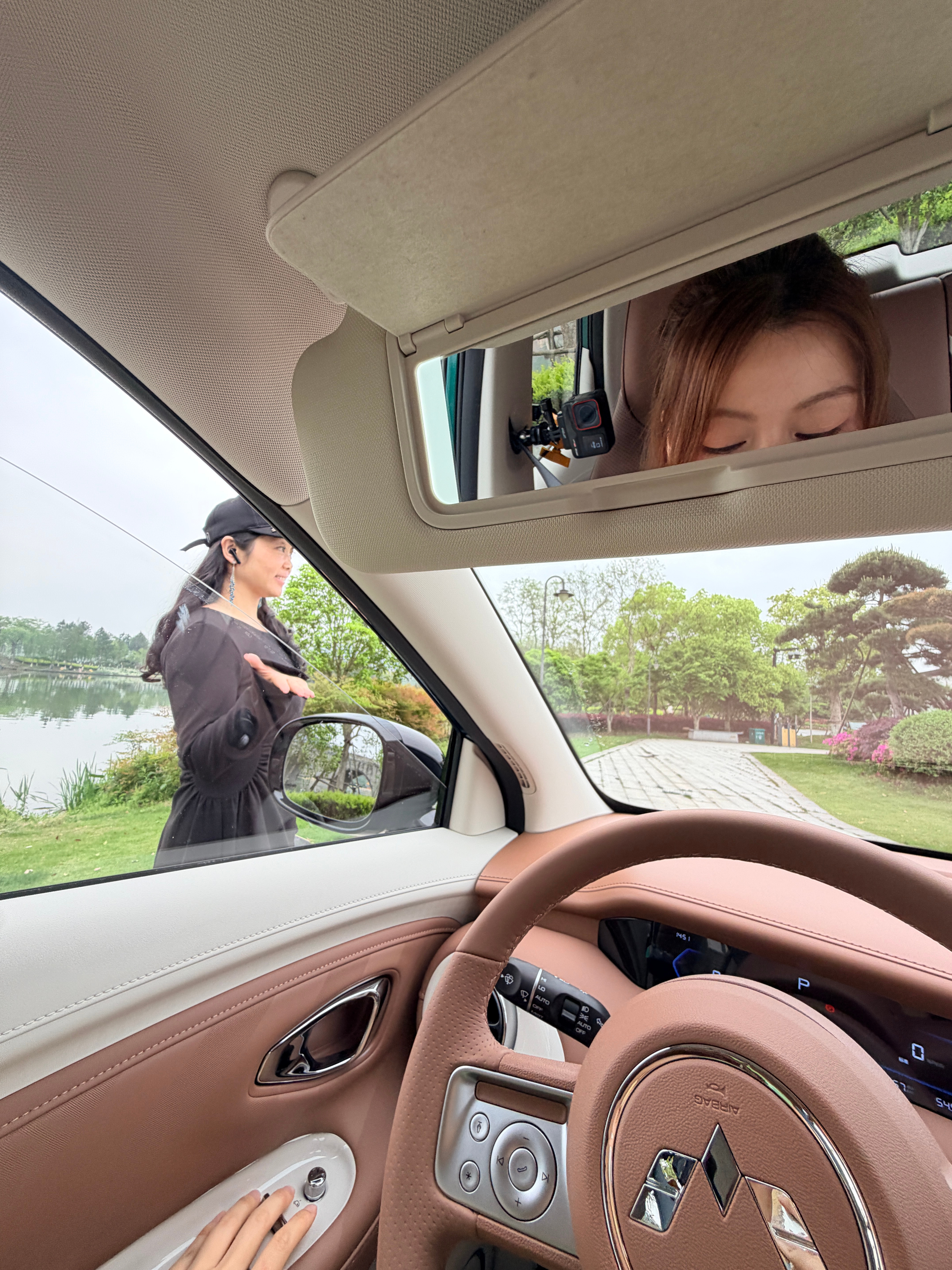 今天拍缤果Pro的时候时不时就来位小伙伴跟车车合照还被好多叔叔阿姨们围观这辆车的