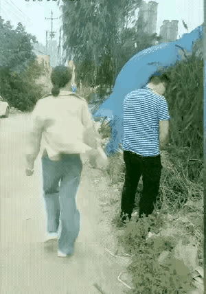 不管是拍段子还是真的。这件奇葩的事说清楚。男的在路边随地小便，是不文明行为。虽然