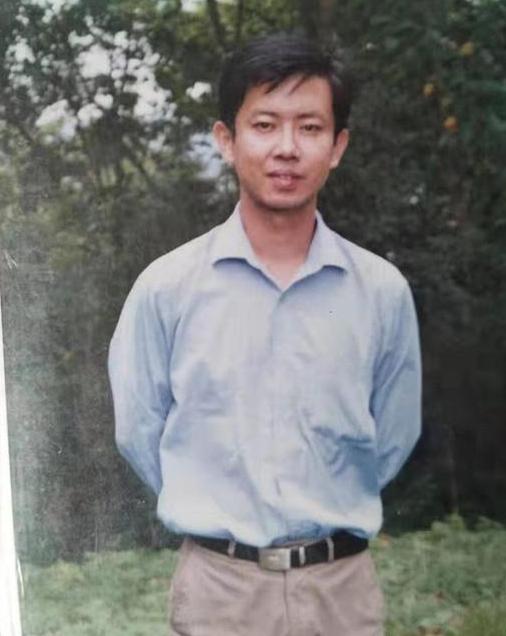 “我宁死也不道歉！”在乡镇执教19年优秀教师，在亲吻自己儿女后，来到长江大桥纵身