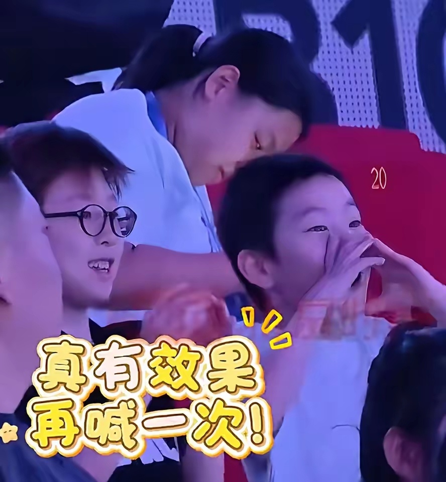 梁靖崑儿子全场最燃梁靖崑俩儿子现身乒超 乒超联赛男团积分赛，梁靖崑老婆和儿子现身