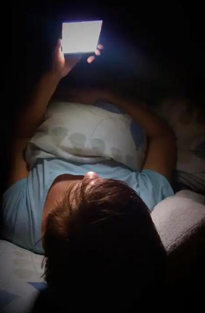 湖北鄂州，男子晚上倍感寂寞，迷上了浏览不良视频，看过之后还保存到手机上，一对一免