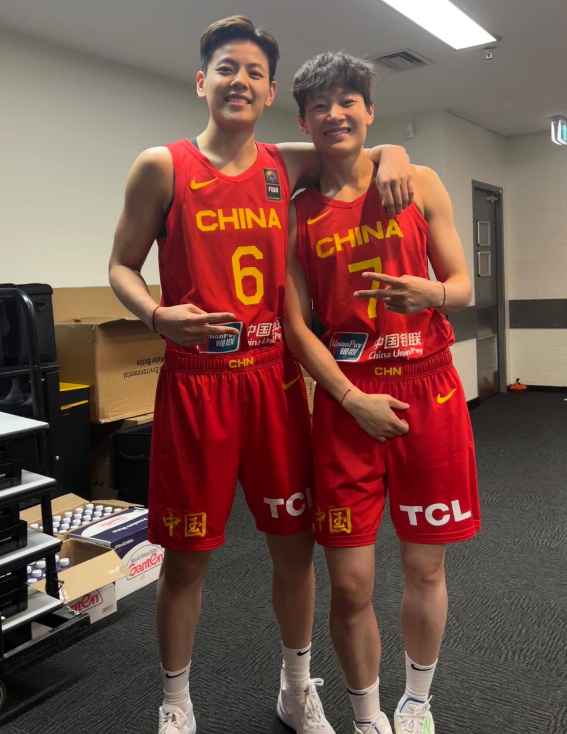 中国女篮姐妹花好甜 这是杨力维和杨舒予姐妹第二次一起备战亚洲杯。杨力维表示，她不