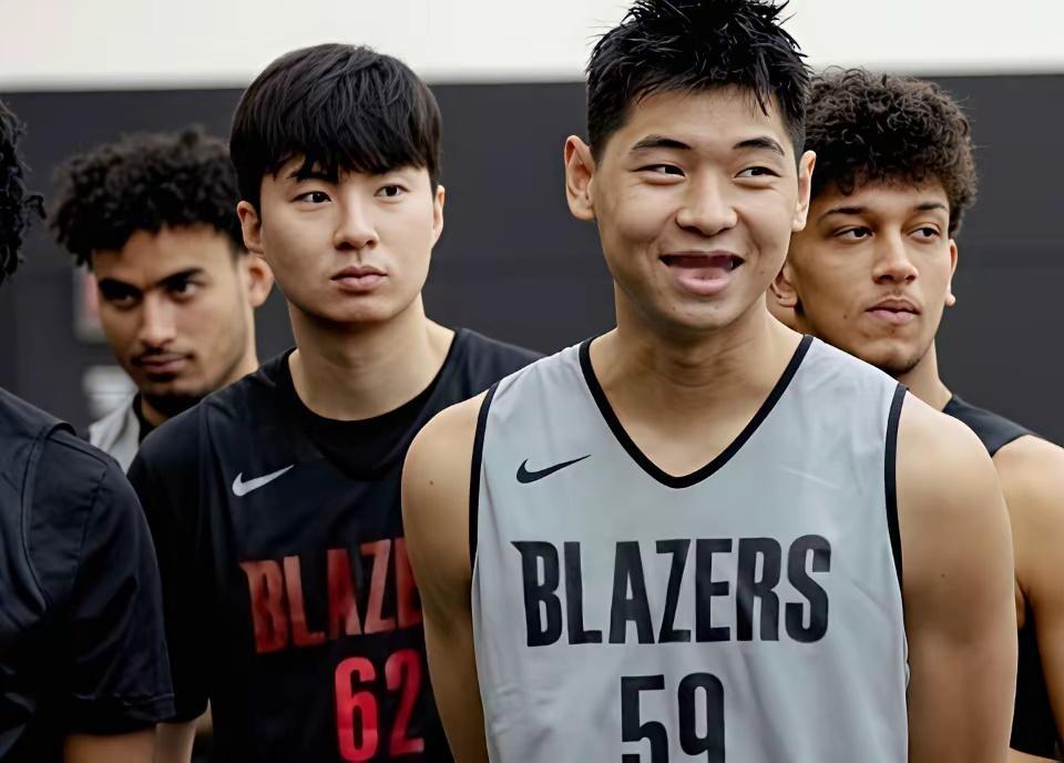 韩国队核心李贤重赛后采访提到了之前在开拓者夏联时期的队友崔永熙“我非常想念他，我