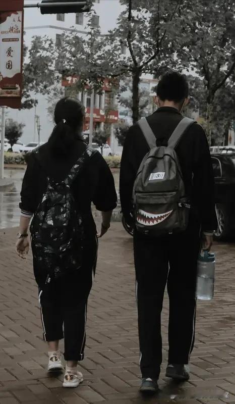 男人之间的感情除了利益别无其他
记得上学那会，我那同学课前不预习，课后不复习，到