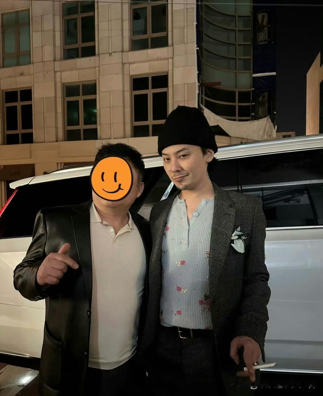 这哥们偶遇权志龙还能认出来也挺牛的，这反差感一般人都认不出吧？