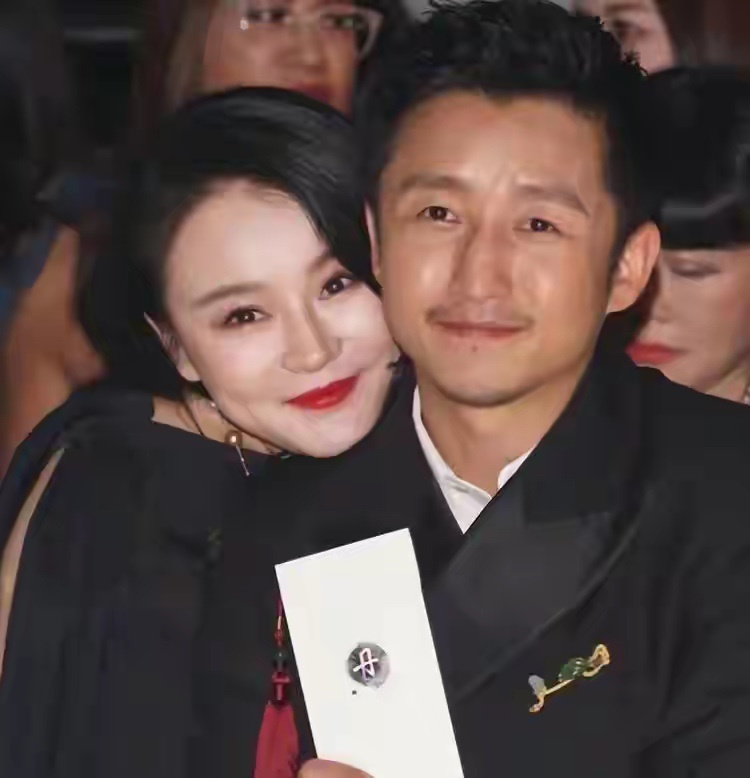 冉莹颖2000万高跟鞋曝光！邹市明脸都绿了，倪萍一句话点破了真相 