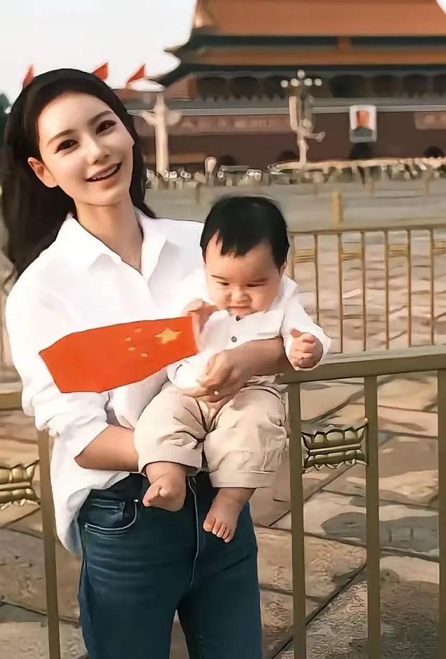 马筱梅带着刚满7个月的儿子去天安门打卡，记录下宝宝人生里第一个国庆节！

这一组