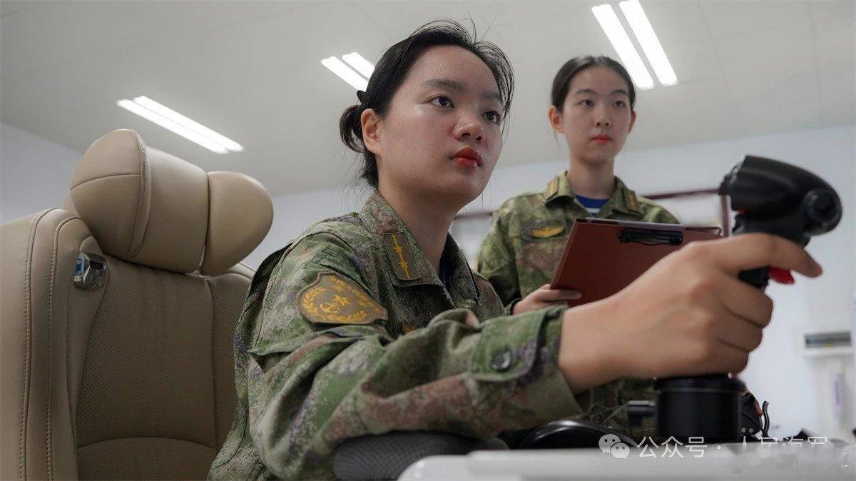 南部战区海军航空兵某团的海军首位无人机女飞行控制师李冰睿……2023年春天，面临