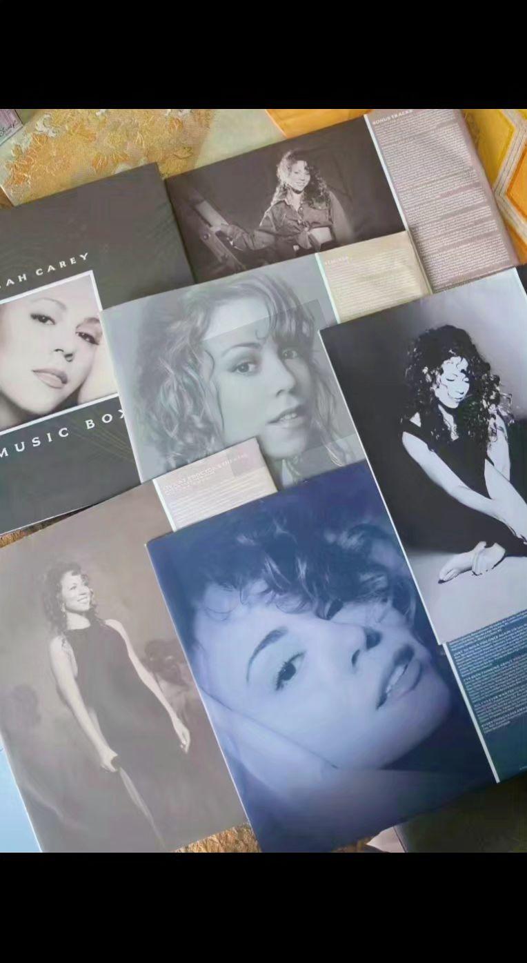 📀黑胶封面散落如旧时光切片，卷发纹路藏着未听完的故事🎶。有些旋律，比回忆更顽