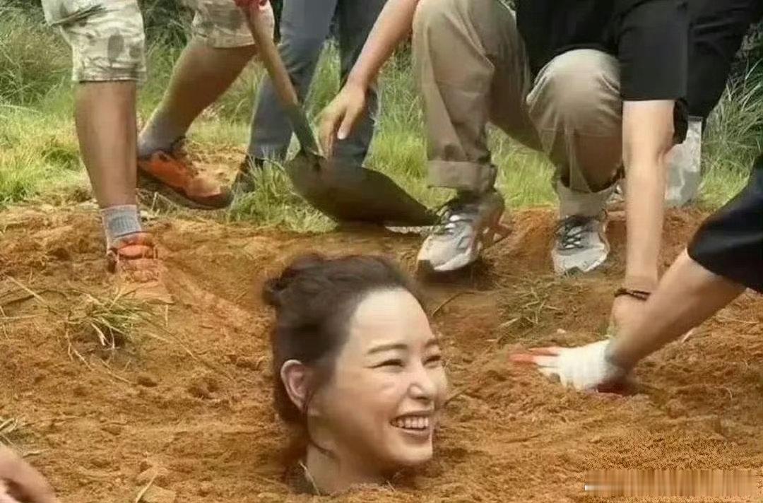 以前看电视剧的时候还以为演员真的被埋里面了 