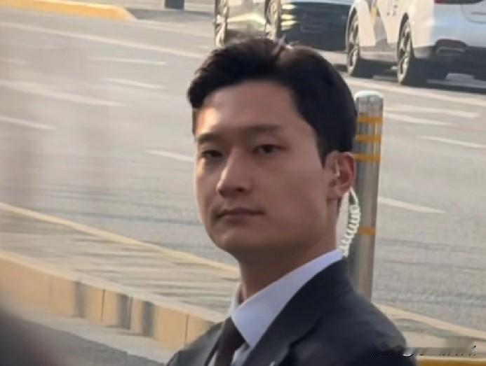 李在明保镖意外“抢镜” 1月6日李在明访华抵达上海，他保镖意外成了焦点。那个男保