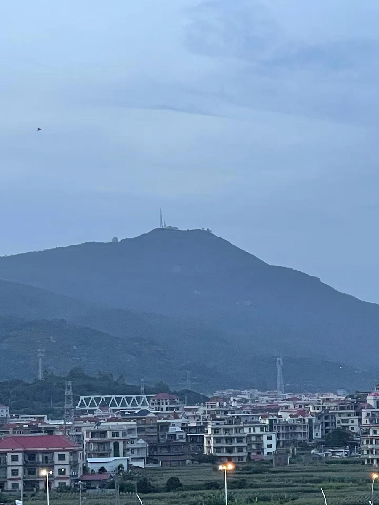 只要我们曾经拥有过，人的一生有许多回忆，只愿你的追忆里有个我。