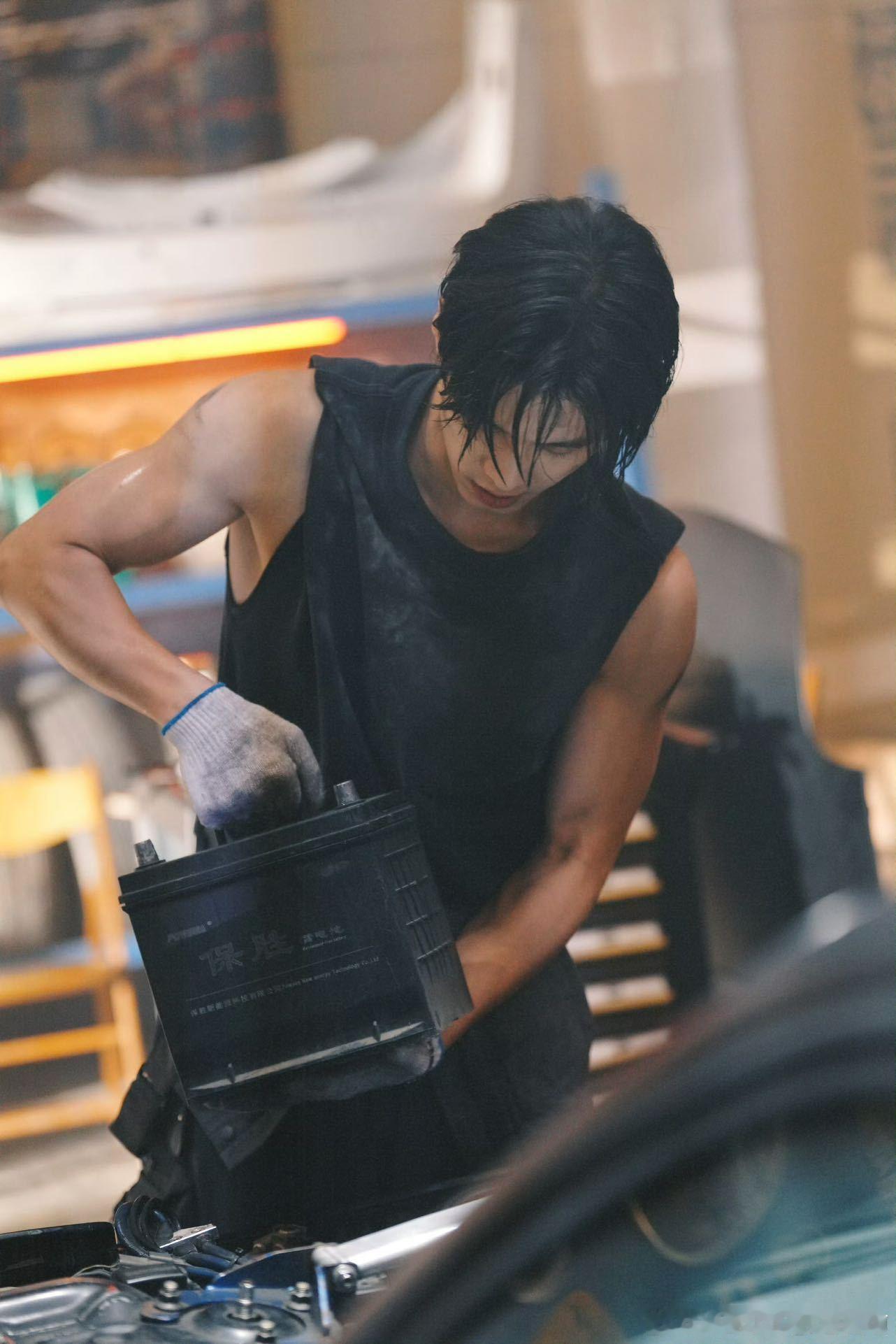 谁来管管何与 靳朝这哥太戳心巴！外表冷得像冰坨子，内心却藏着对姜暮的满满温柔，反