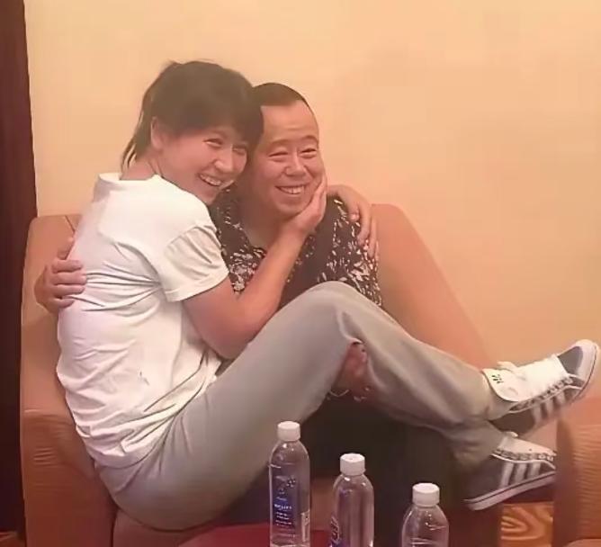 近日，网友晒出一张著名表演艺术家潘长江与闫学晶的同框照，还是挺耐看的。画面中，老