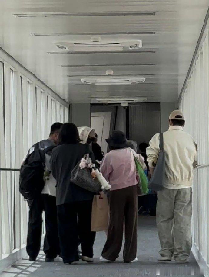 网友为余承恩发声网友发余承恩机场全过程路人怼余承恩团队那视频我看了好几遍，路人有