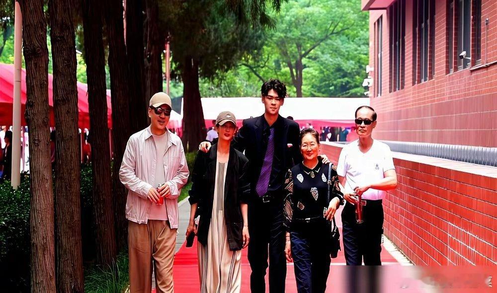 陈建斌儿子进伯克利，评论区一堆人喊星二代靠钱砸。结果一看专业，物理系。人大附中毕