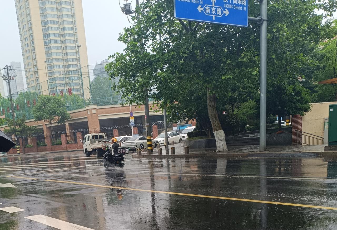 青岛好久没有痛痛快快的下一场雨了。早上起来手机显示下午下雨，而且还是连下三天。