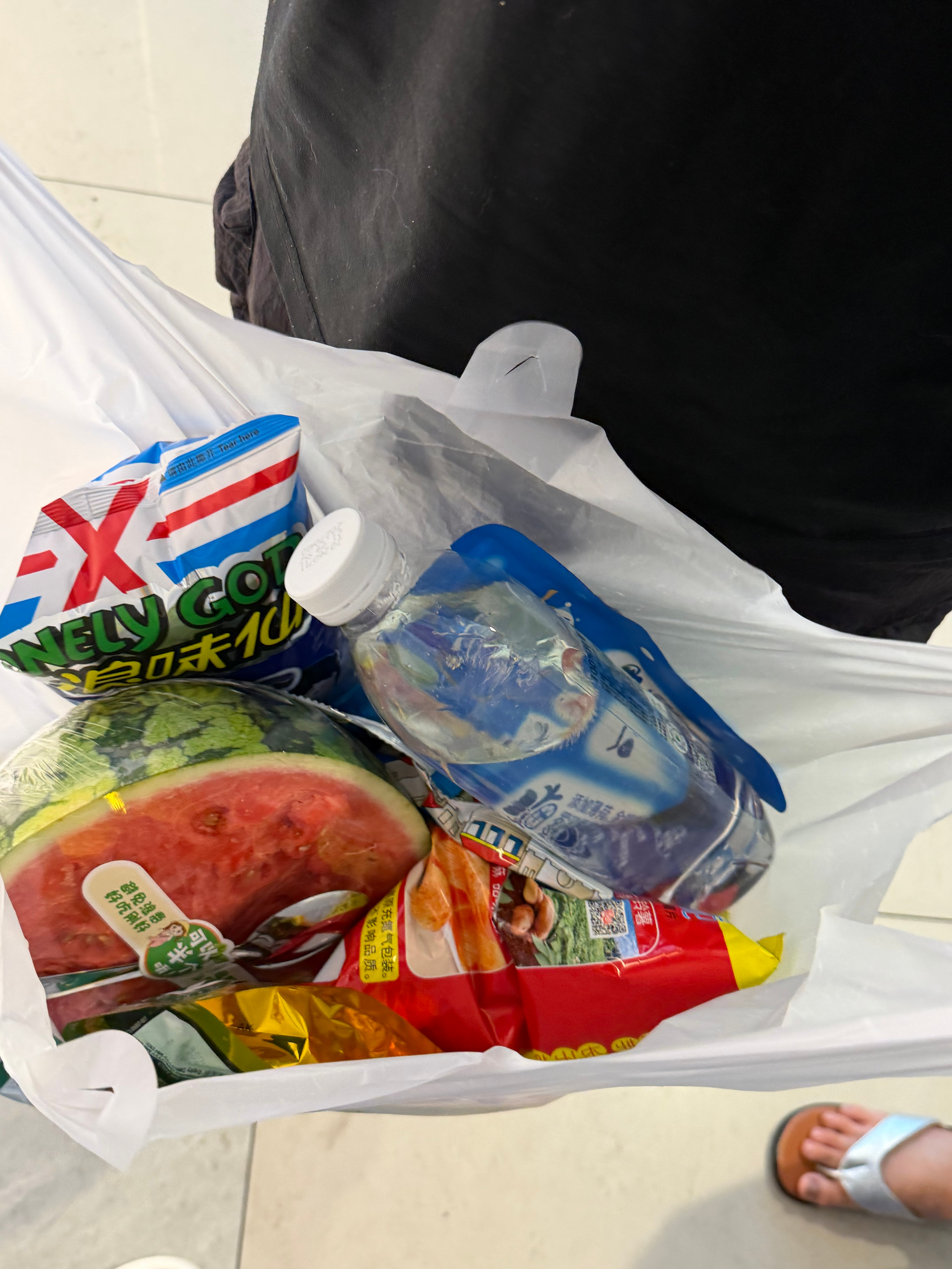 🐷夫看个电影 居然买了半个西瓜来🙉（电影院没别人 凌晨的基本包场了 看完电影