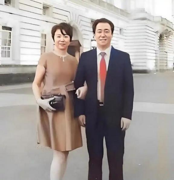 [太阳]许家印的前妻在通过“技术离婚”后，获得了恒大数百亿港元的分红，然后一次性