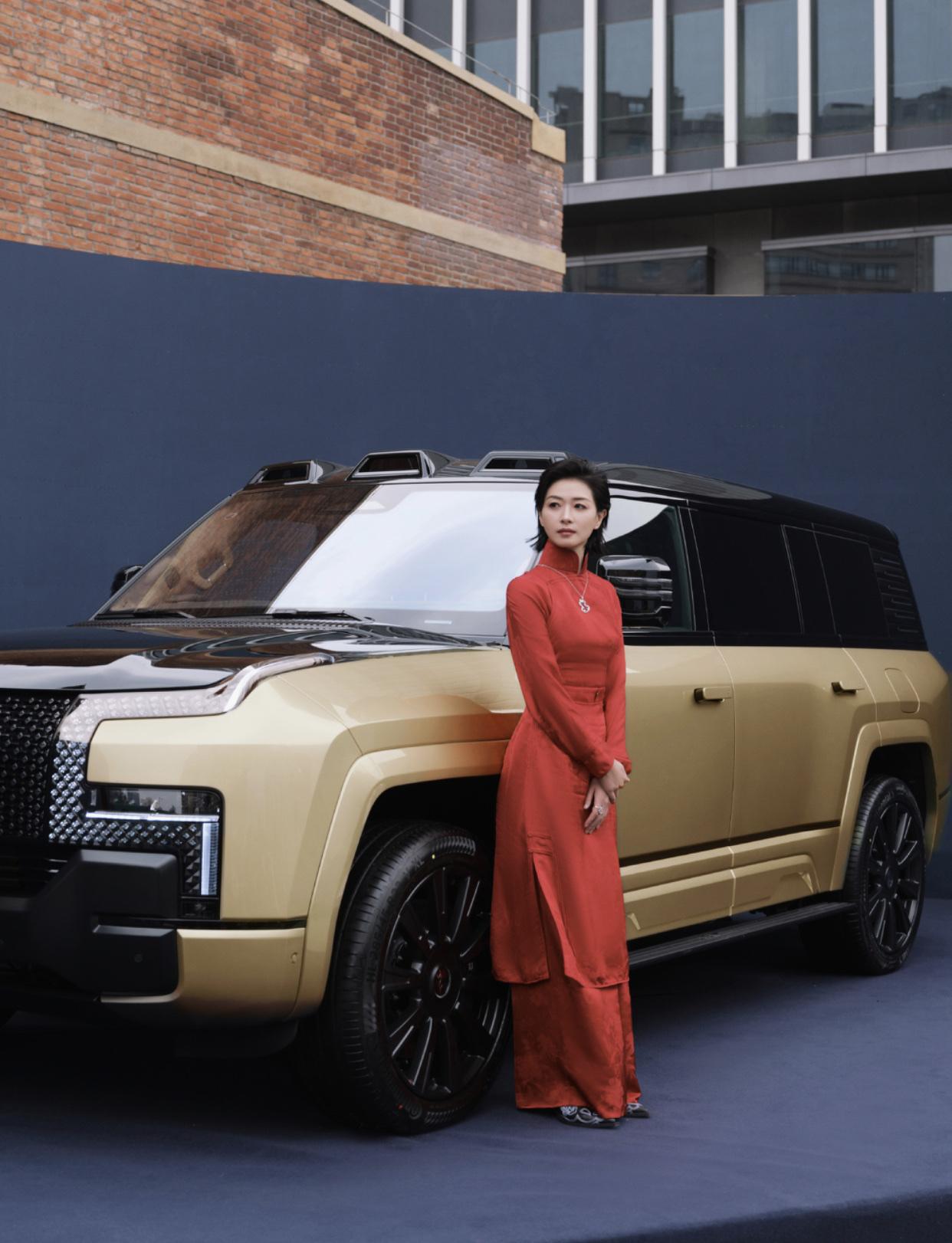 万茜，红衣光彩照人