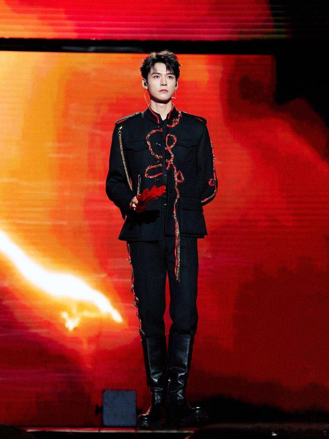 龚俊嘴忙着唱歌脚忙着找拍子龚俊跨年舞台超萌反差！歌声超稳，脚却在偷偷找拍子轻轻点