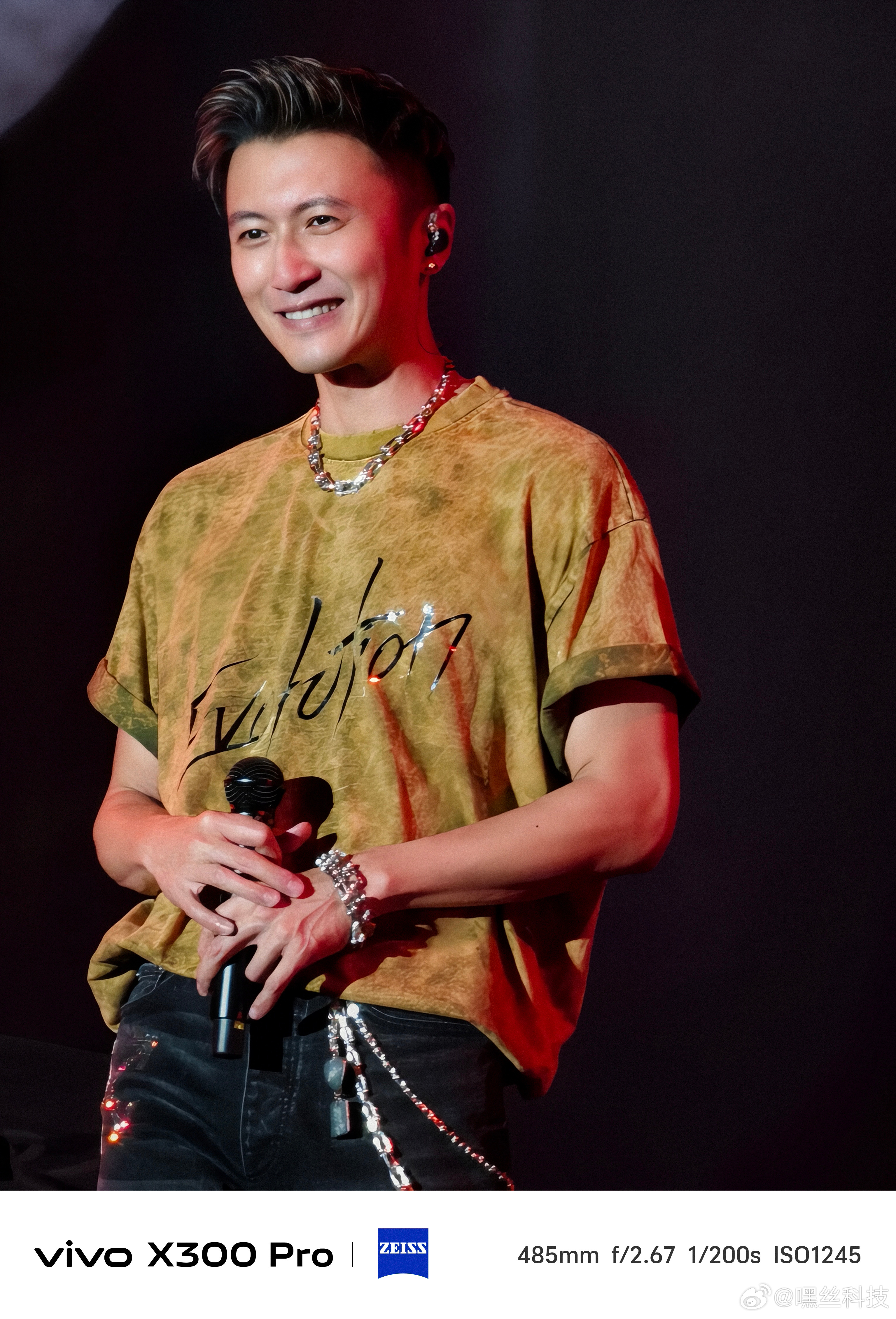 谢霆锋这两天刚好在广州开演唱会，现场氛围简直燃爆[打call]即使坐的位置有点远
