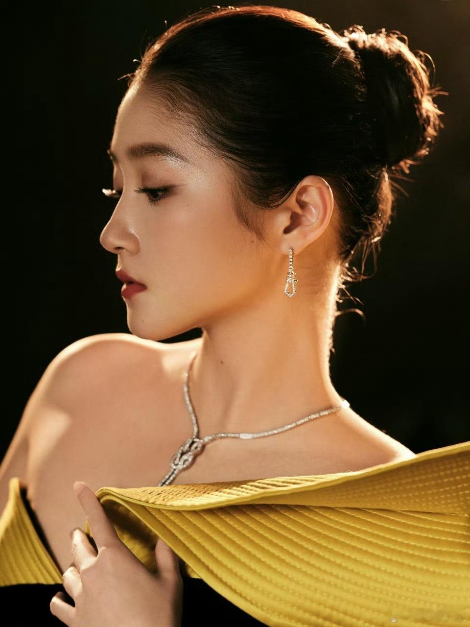 关晓彤金鸡奖造型图好大气，造型师以后麻烦保持这个水平！ 