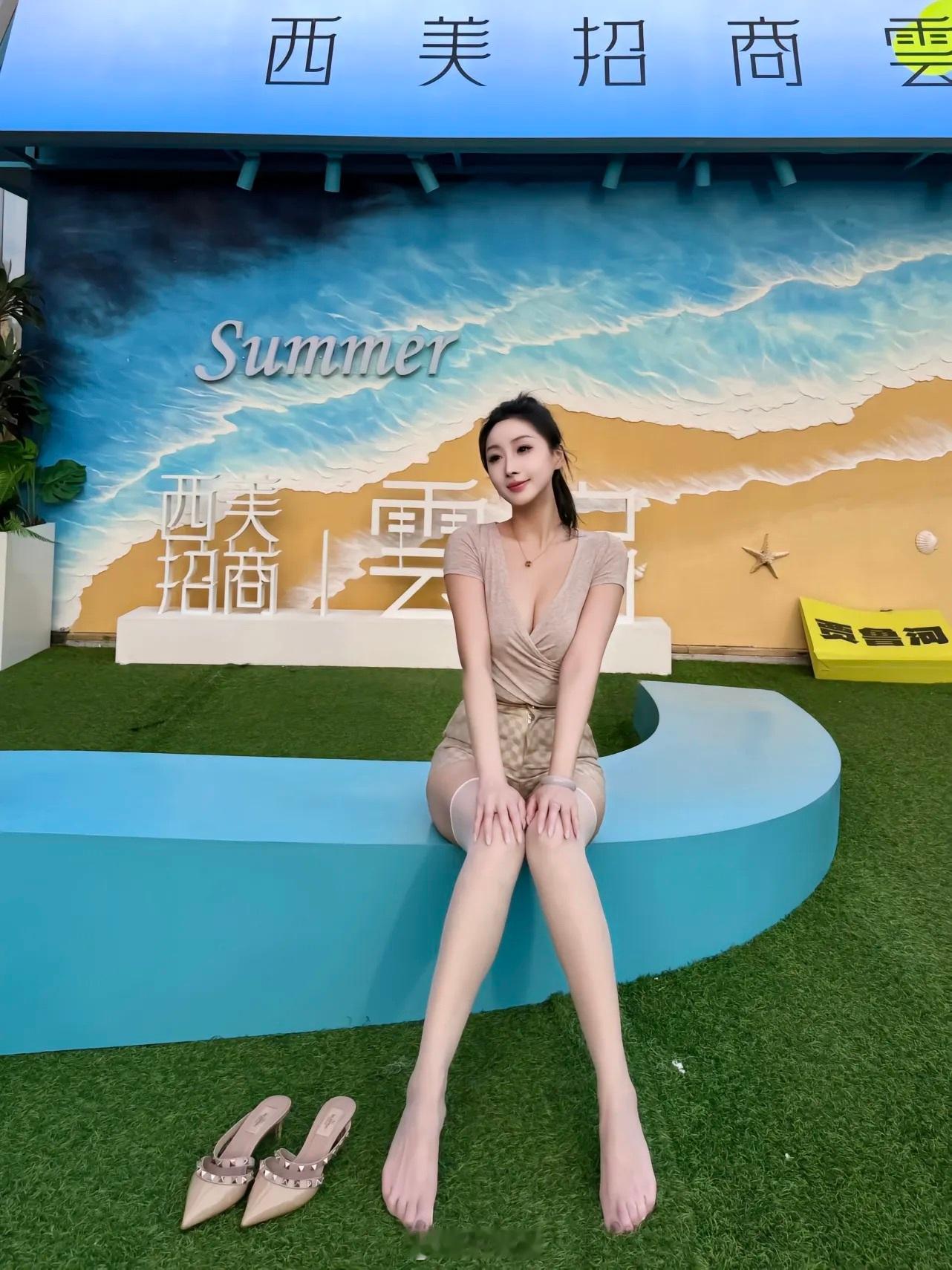 穿久了黑丝，偶尔穿穿白丝也不错 ◔.̮◔✧  ​​​