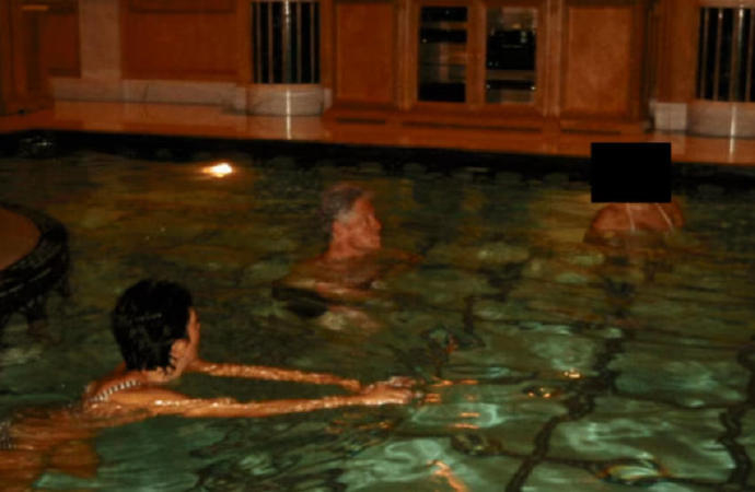 【发言人称克林顿被当成替罪羊】克林顿发言人回应大尺度照片美国司法部19日开始在其