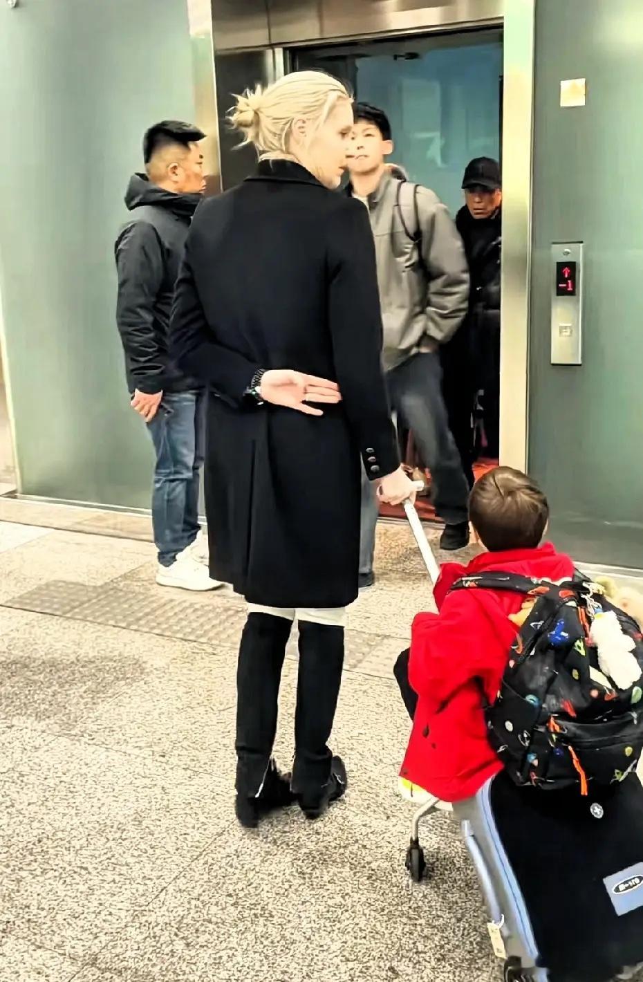 有网友在机场偶遇撒贝宁，他太太和两个孩子也在！被人认出来后，撒老师很大方的打招呼