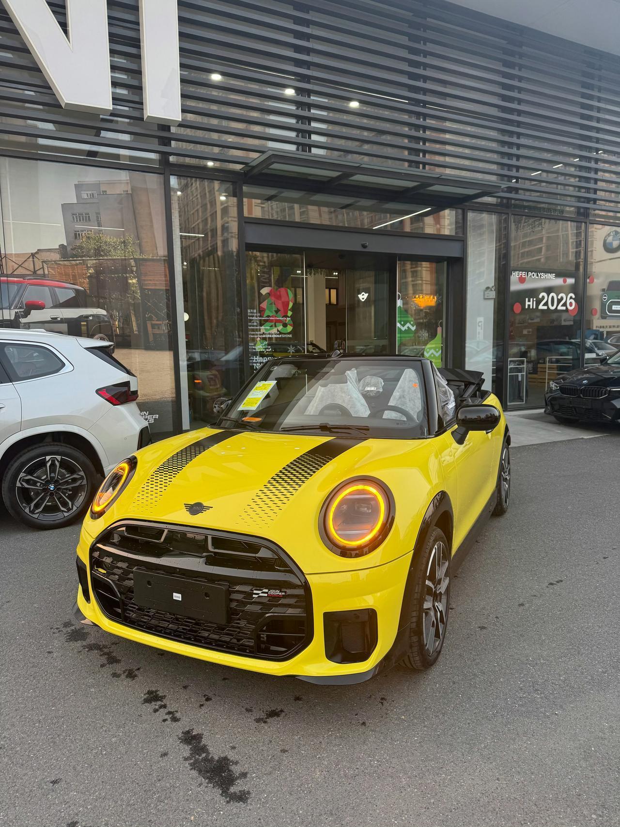 MINI JCW敞篷真的是把个性与激情玩明白了！
它外观小巧精致又极具运动感，开