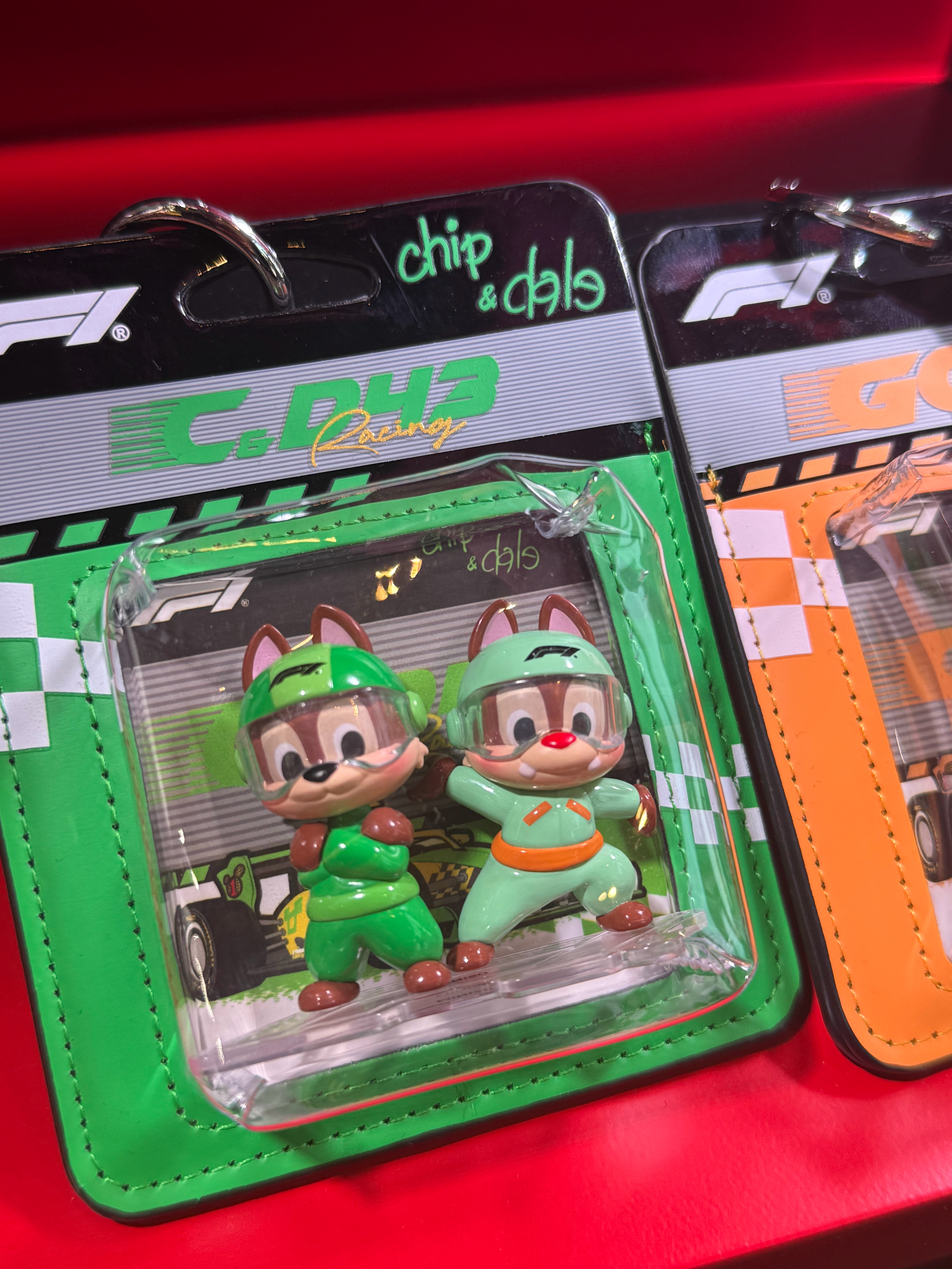 f1 ⽶奇和⽶妮的全新赛⻋主题形象在上海⾸次亮相。在F1中国站期间，商贸区还会有