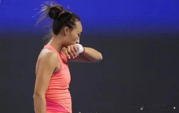 【郑钦文成功逆转晋级，对手再摔球拍】中国女将郑钦文，作为赛事5号种子，上演了一场