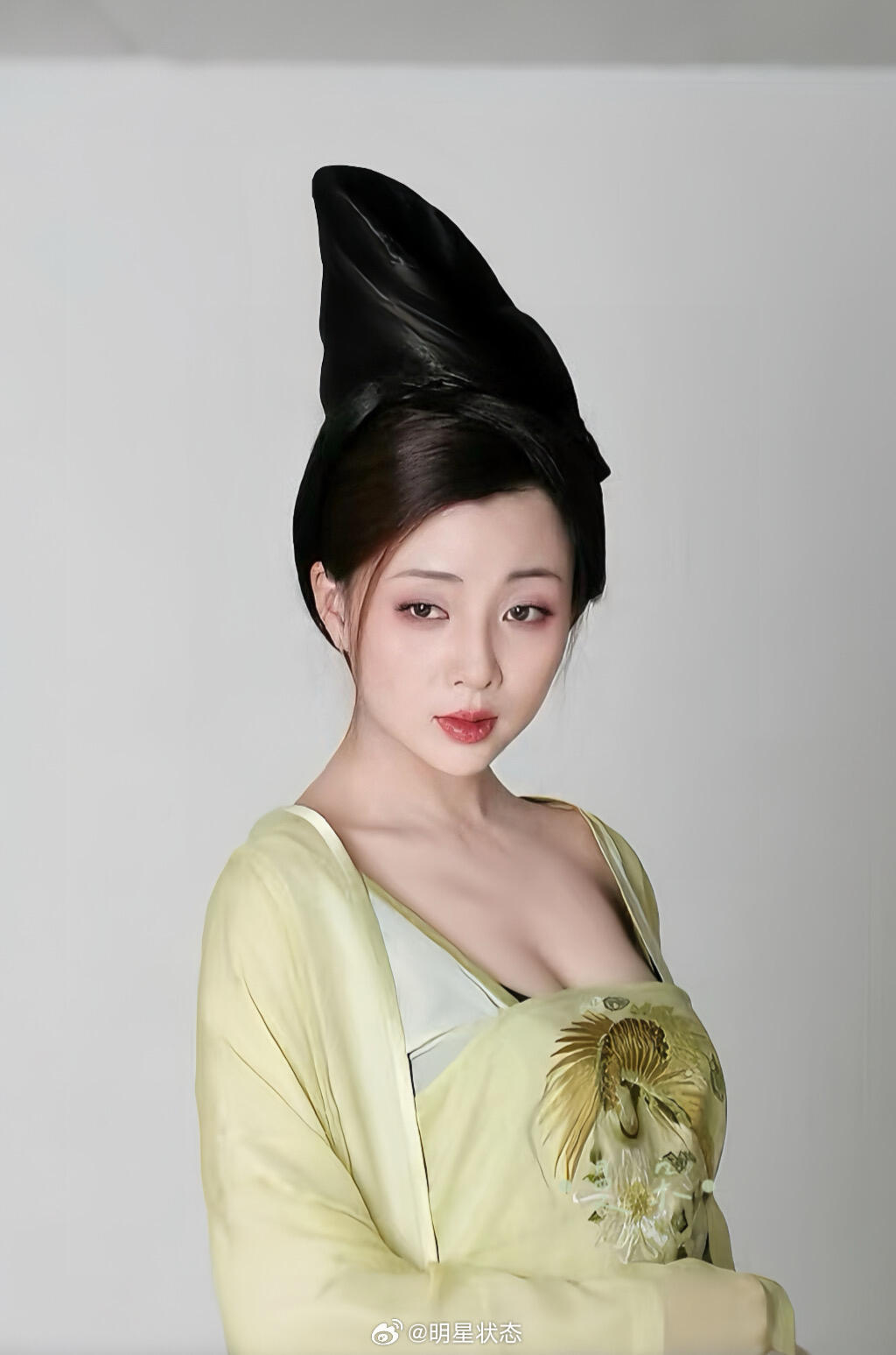 殷桃真人如其名，像颗粉嫩的水蜜桃！ ​​​