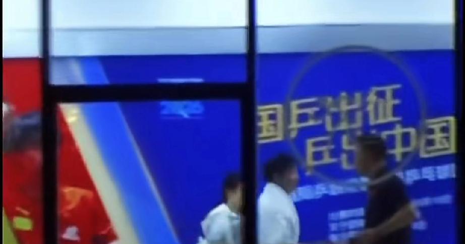 像老父亲般的德华，对莎莎的爱真拿的出手。
莎莎训练结束，身上披着毛巾，德华就在回