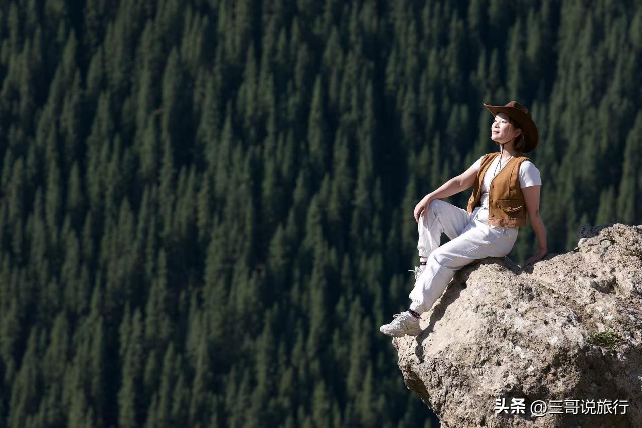 秋日赛里木湖：藏在草垛里的鎏金快乐
       褪去盛夏的清冽，秋日的赛里木湖