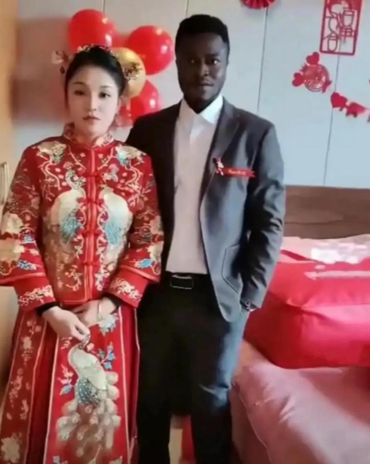 武汉一女子跟一非洲籍黑人男子结婚，婚后黑人老公多次出轨，女子忍无可忍、起诉离婚，