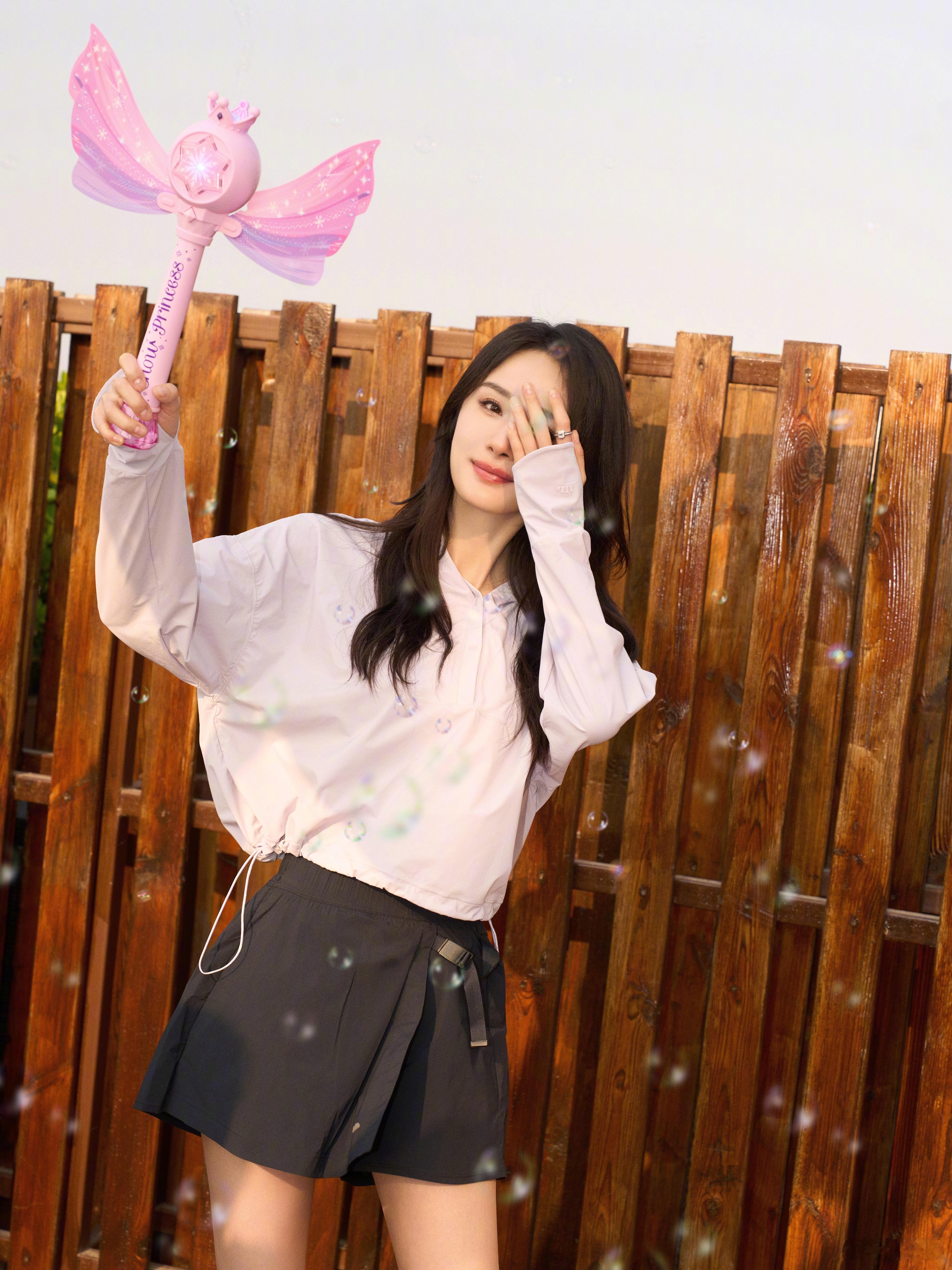 #藏在椰汁里的幂幂# 2024的夏天，幂幂和粉色最配[给你小心心][给你小心心]