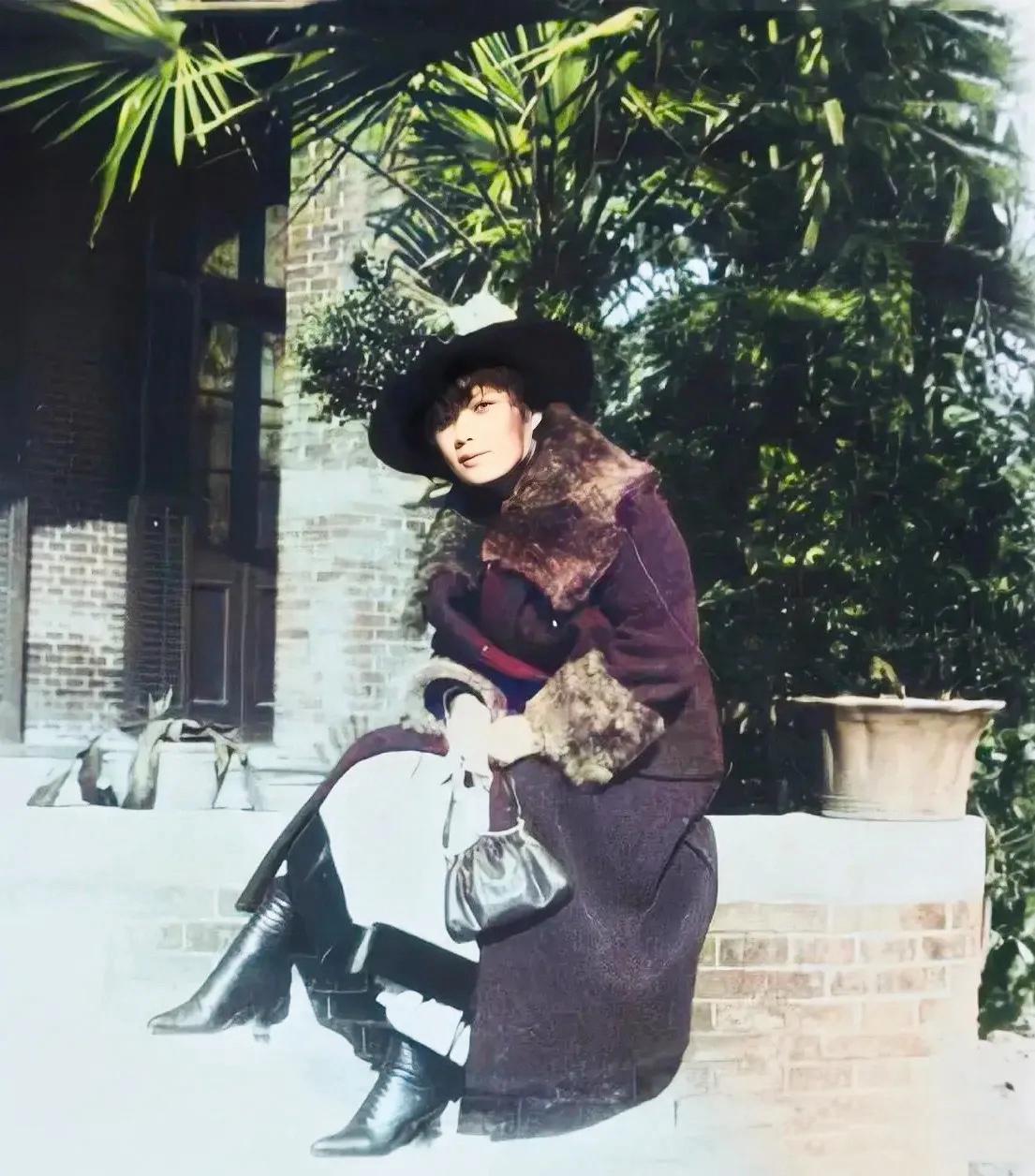 1917年，刚回国不久的宋美龄在上海家中的一张留影照片，她从9岁开始随二姐宋庆龄