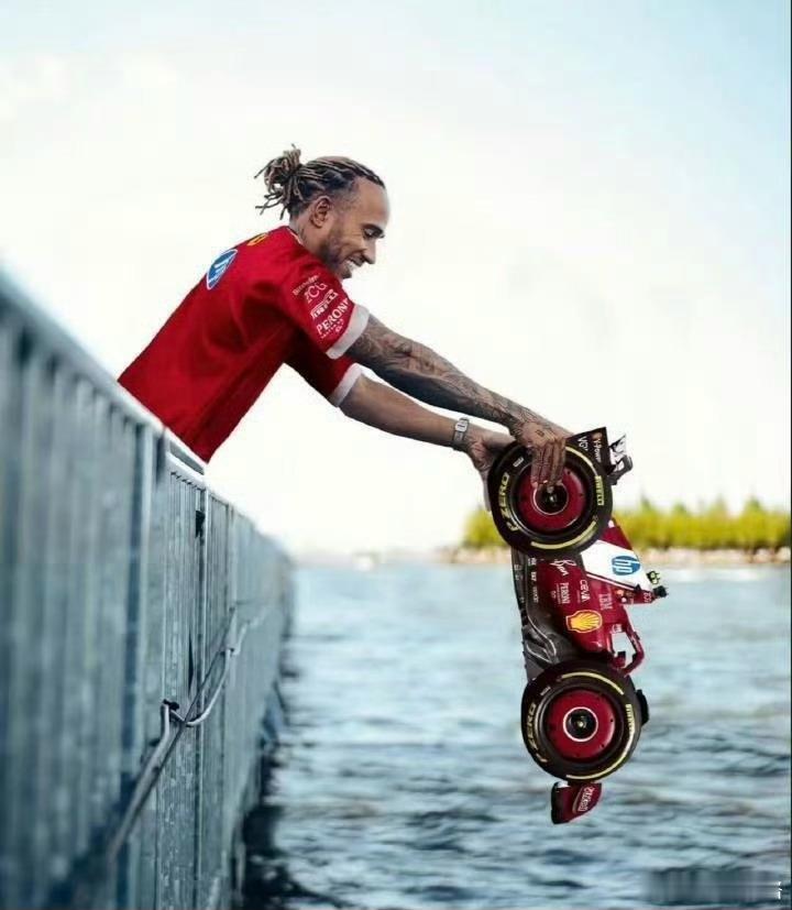 本来汉密尔顿完全配得上法拉利老了还是法拉利但，他驾驶的法拉利不配扔海里喂鲨鱼吧2