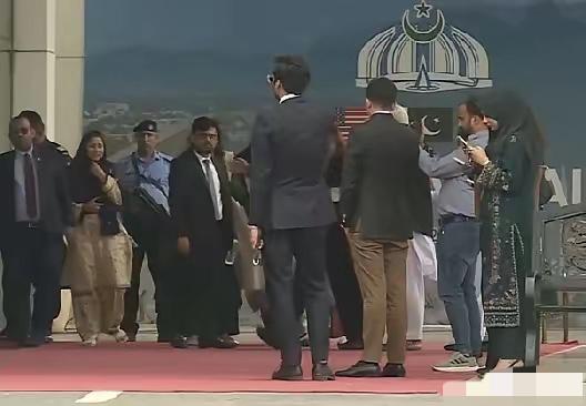 美国300人，伊朗71人，这是双方的谈判团队。有意思的是双方谈判的主将都不是外交