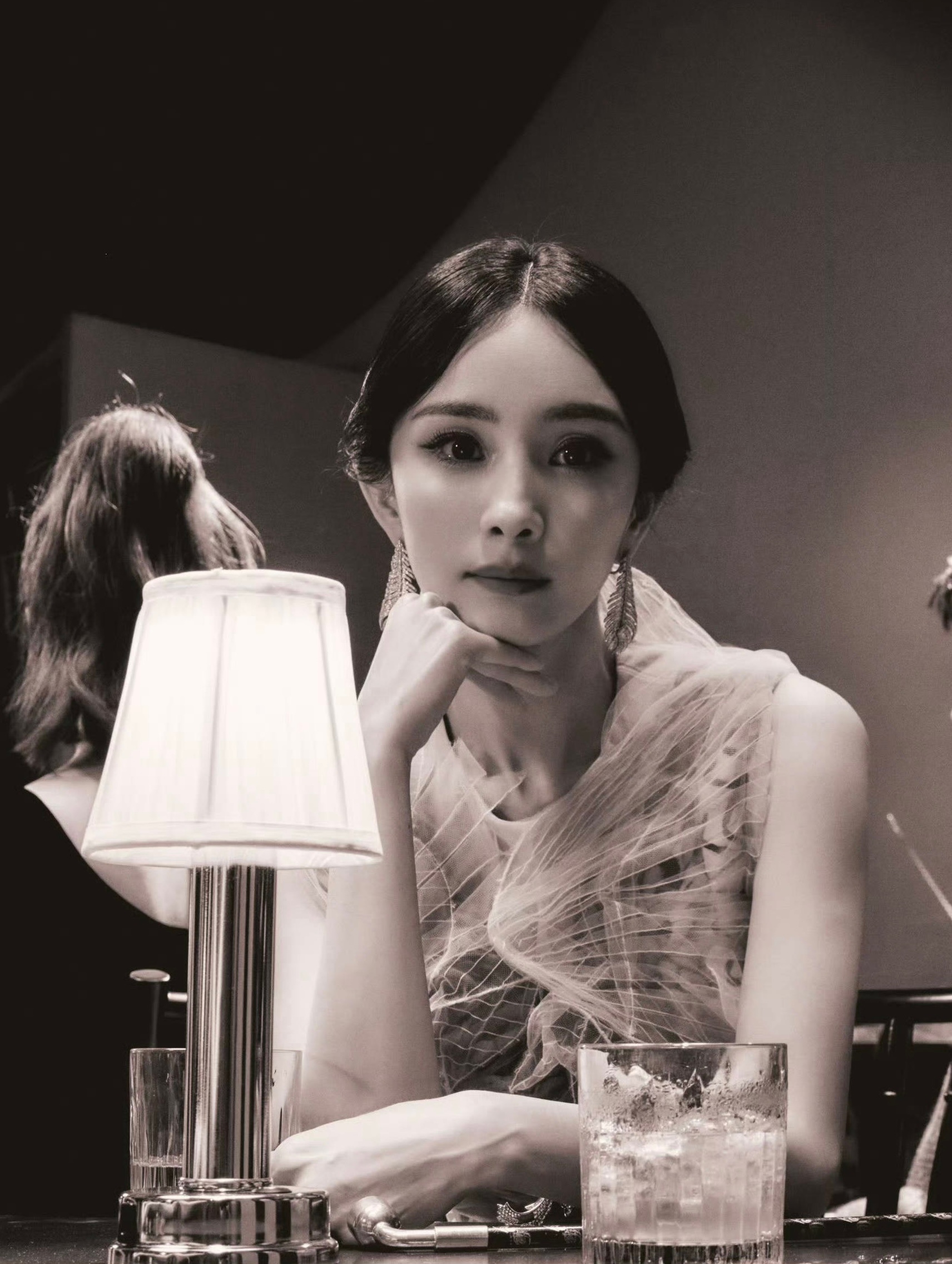 杨幂 捡到去年W年度光影盛典的两张图，好像没发过，好美的大地之母～那会嘉宾见到杨