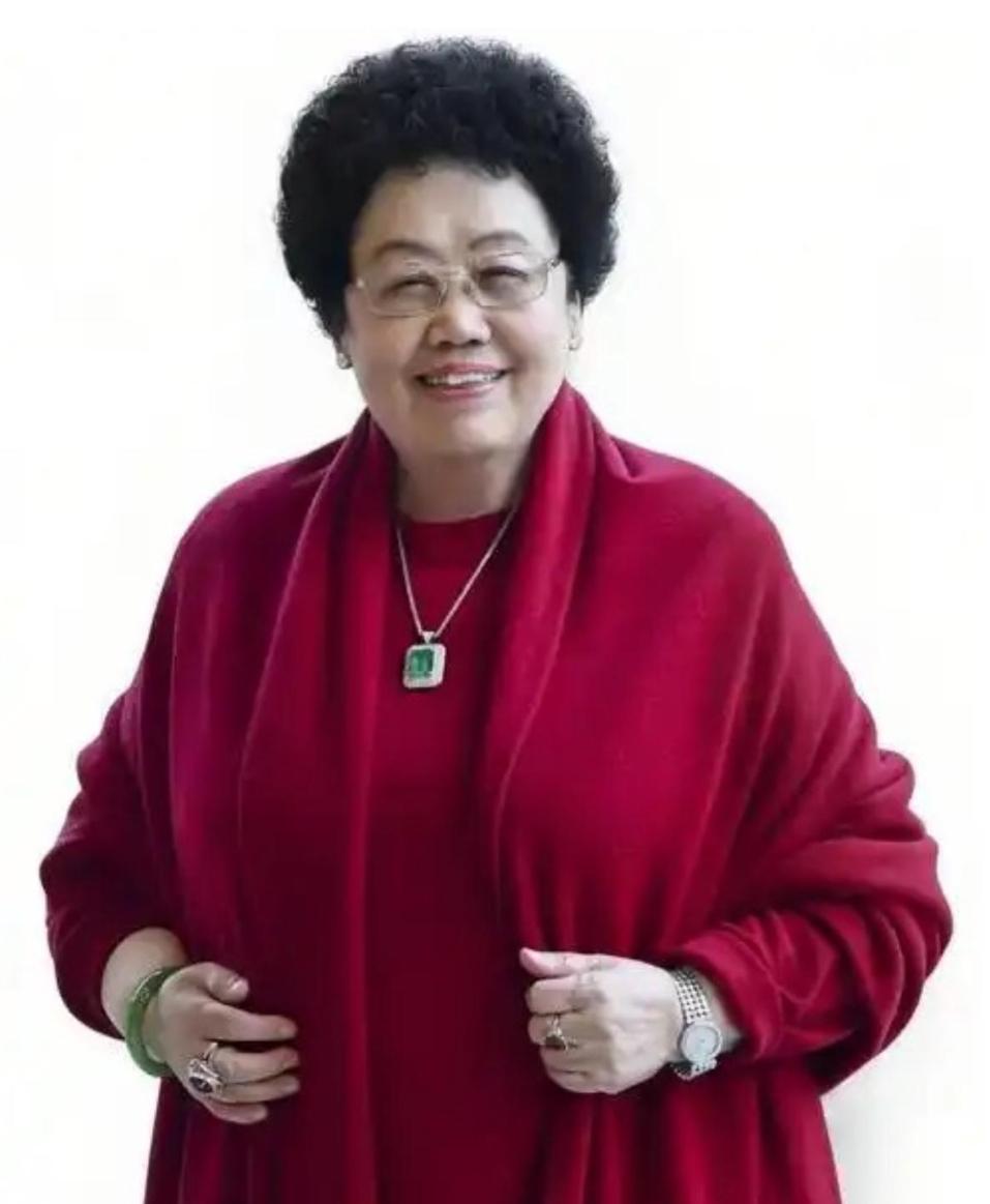 中国前女首富陈丽华去世，留下 500 亿资产的她，既富有又抠门。

说起陈丽华，