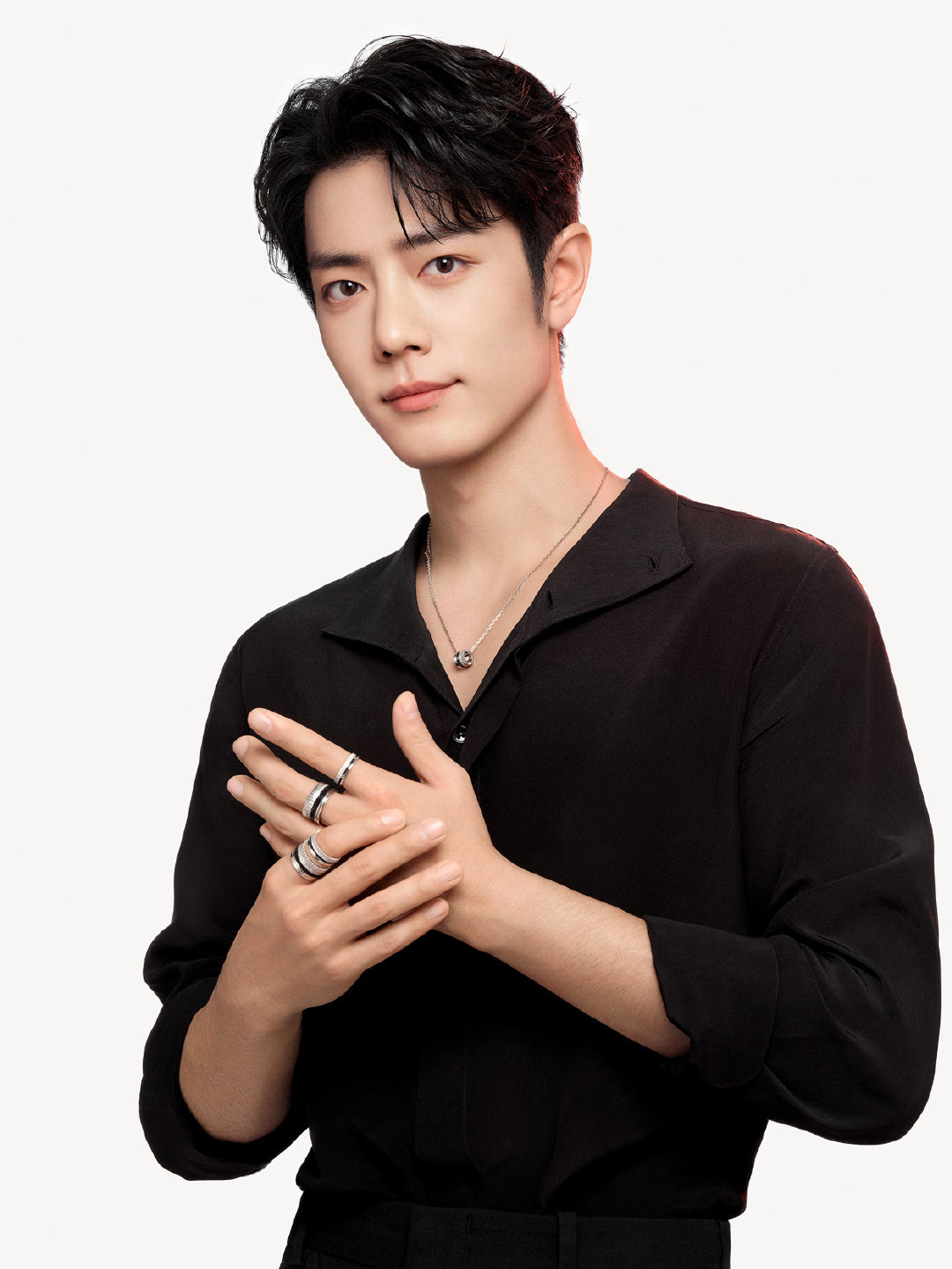 肖战｜宝诗龙更新新年营业大片，简单黑衬衫搭配同品牌珠宝，全球品牌代言人一如既往的
